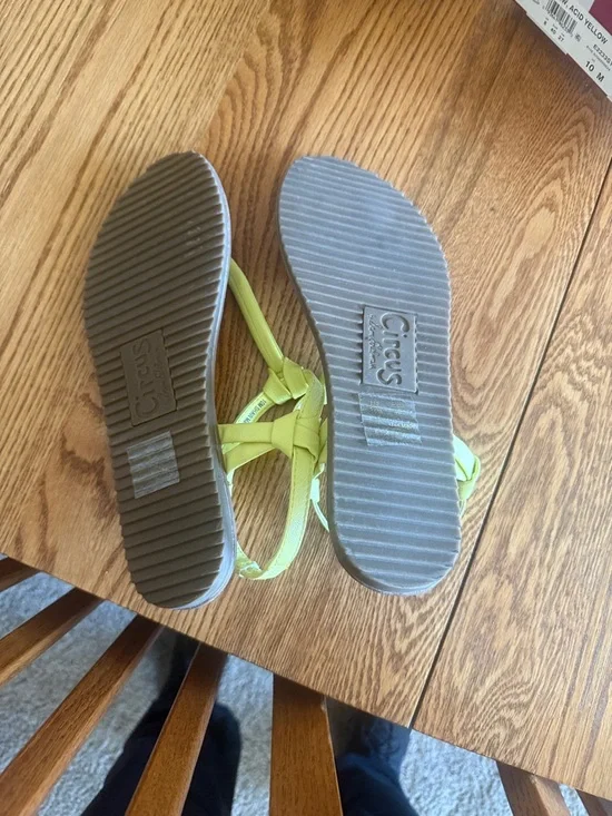 Circus by Sam Edelman Lemon Yellow Knot Thong Sandals - Picture 2 of 3
